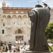Cosa vedere a Spalato: Statua Gregorio di Nona